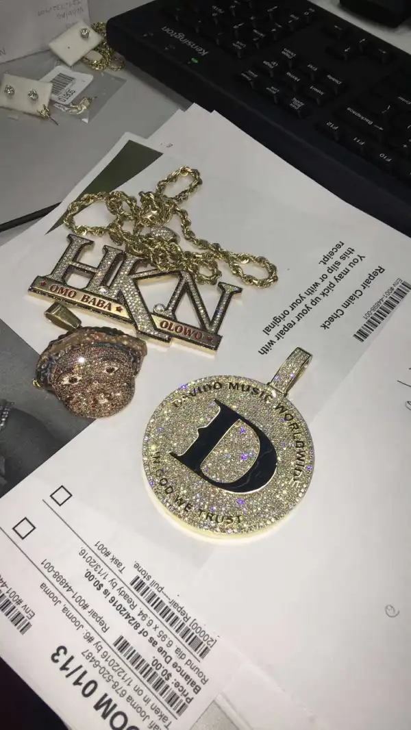 Photos: Davido Looks So Happy As He Shows Off His New N20m Diamond Chain